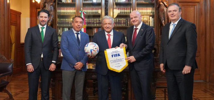 Presidente de la FIFA se reúne con autoridades mexicanas