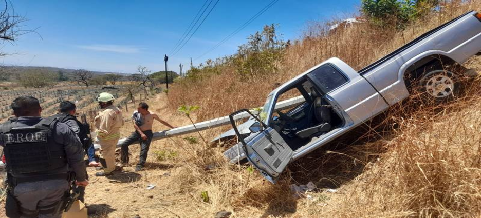 Vuelco de camioneta en un barranco de Jalisco dejó tres lesionados