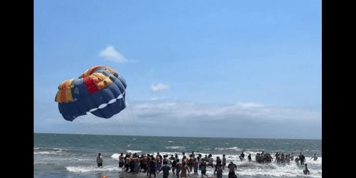 En Vallarta hombre queda suspendido en parachute