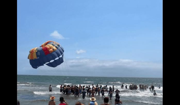 En Vallarta hombre queda suspendido en parachute