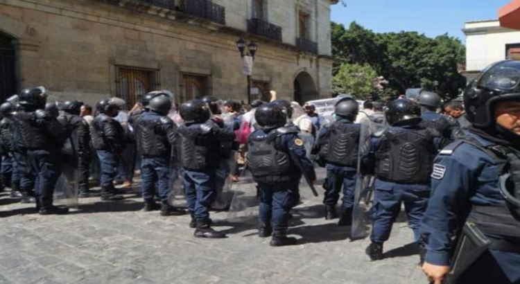 Policías balean a manifestantes en Jalisco