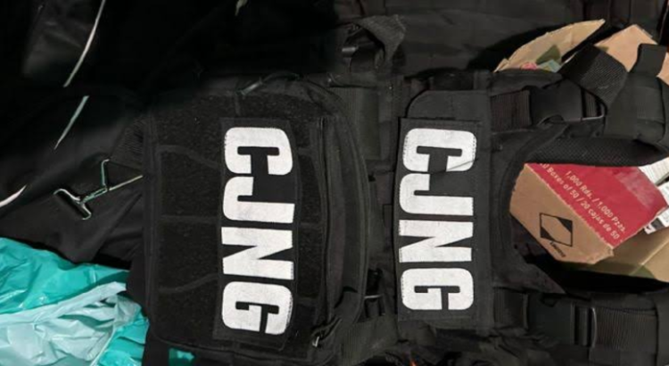 Policías en Jalisco localiza arsenal y drogas en en casa de seguridad del narco