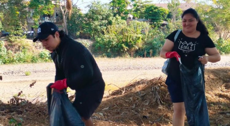 Universitarios limpian playas y ríos de Vallarta por el Día Mundial del Medio Ambiente