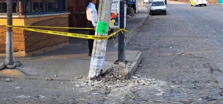 Pipa destroza poste de la CFE en Vallarta