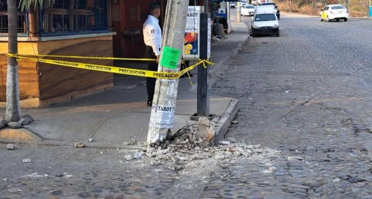 Pipa destroza poste de la CFE en Vallarta
