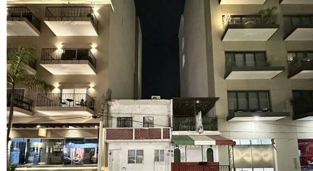 Casa resiste en medio de dos torres de departamentos en Puerto Vallarta