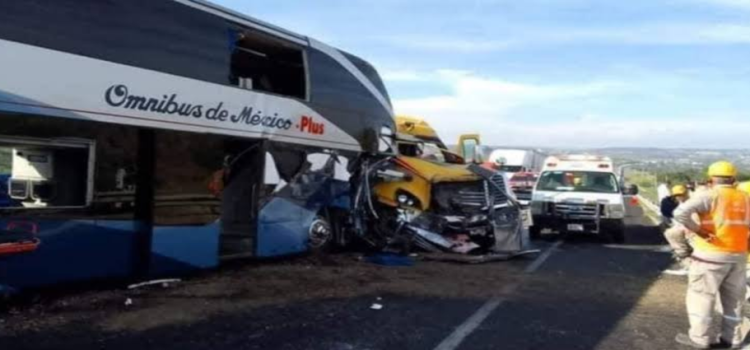 Autobús de pasajeros choca contra tráiler en Jalisco