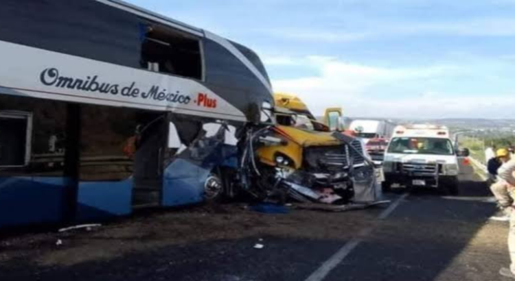Autobús de pasajeros choca contra tráiler en Jalisco