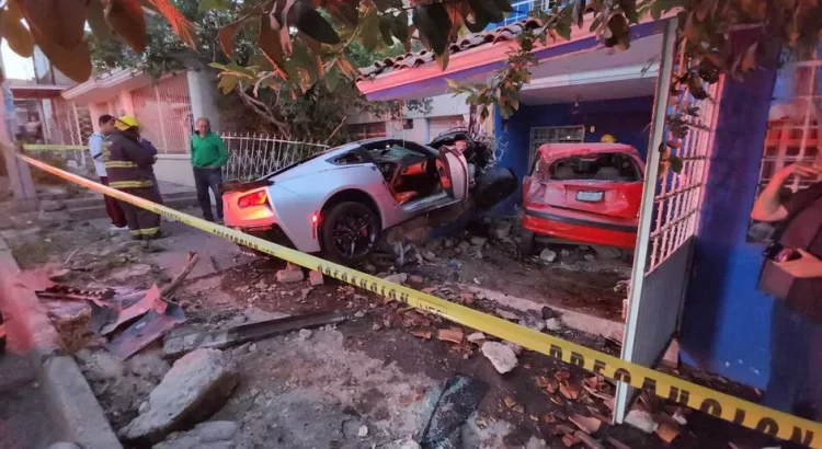 Mujer choca Corvette contra dos casas tras discutir con su ex en Guadalajara