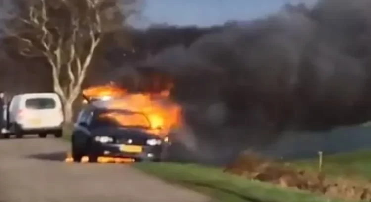 Se puso a fumar en auto cargado con pirotecnia