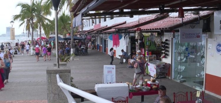Denuncian invasión y falta de mantenimiento en Malecón de Puerto Vallarta