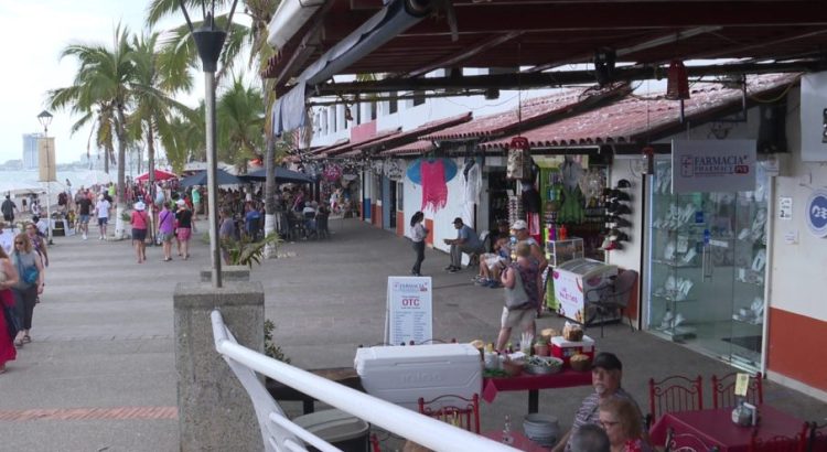 Denuncian invasión y falta de mantenimiento en Malecón de Puerto Vallarta