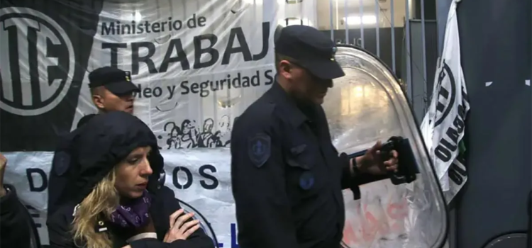 Toman funcionarios edificios públicos en Argentina