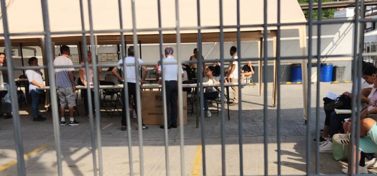 Renuncia de funcionarios de casillas retrasa las votaciones en Jalisco