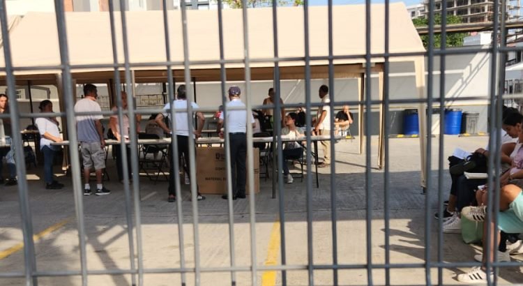 Renuncia de funcionarios de casillas retrasa las votaciones en Jalisco