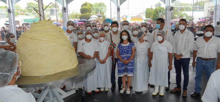 Productores oaxaqueños rompen Récord Guinness con el quesillo más grande del mundo