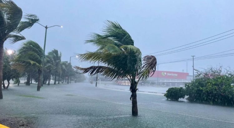 Tormenta Tropical “John” Amenaza Jalisco con Lluvias y Viento Fuertes