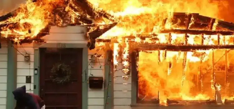 Destituyen a jefa de bomberos tras incendios en Los Angeles