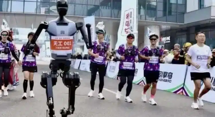 Robots bípedos correrán junto a humanos en media maratón en Beijing
