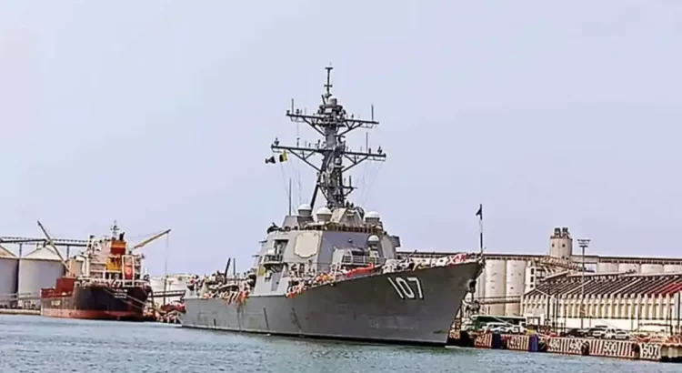 Atraca destructor estadounidense en el puerto de Veracruz