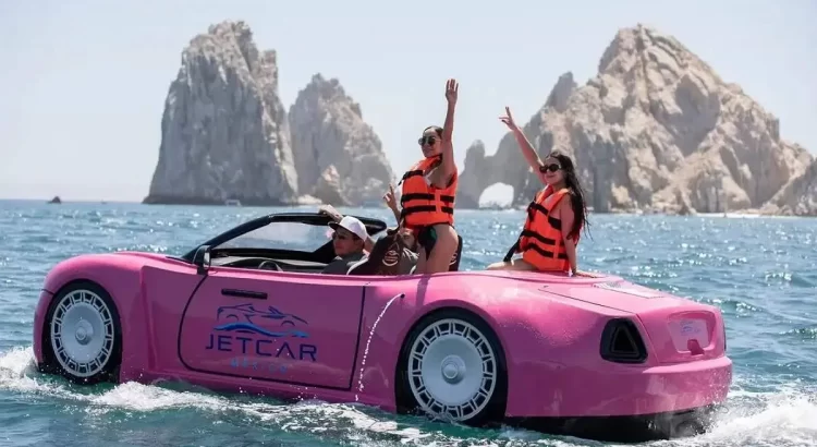 Convertible rosa surca las aguas de El Médano