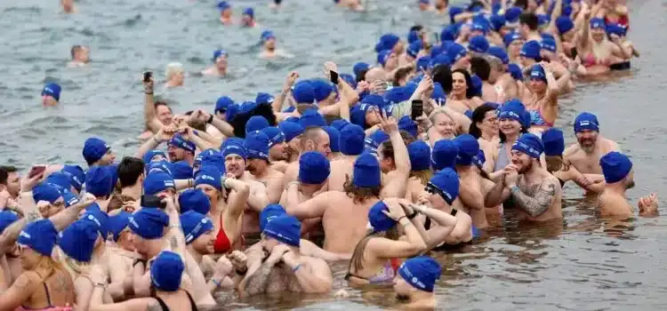 Rompen record Guinness al bañarse en aguas bajo cero