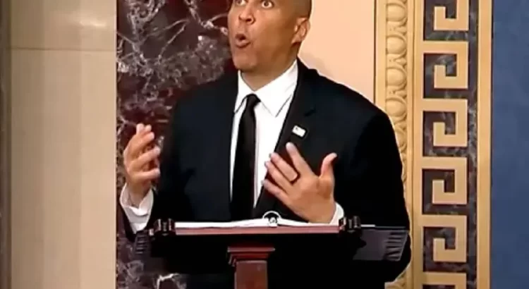 Senador se avienta discurso contra Trump… de 25 horas