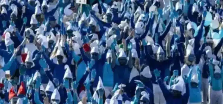 Miles se vistieron de Pitufos para romper record Guinness