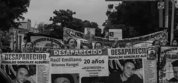 Familias exigen justicia frente a Fiscalía de Jalisco a tres años de la desaparición de Ronaldo González