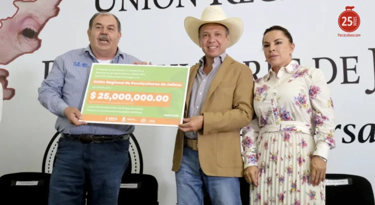 Pablo Lemus entrega fondo contra enfermedades exóticas a porcicultores de Jalisco