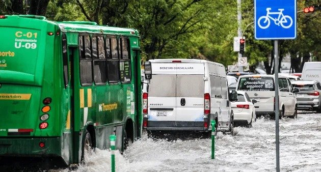 Fuertes lluvias inundan Guadalajara