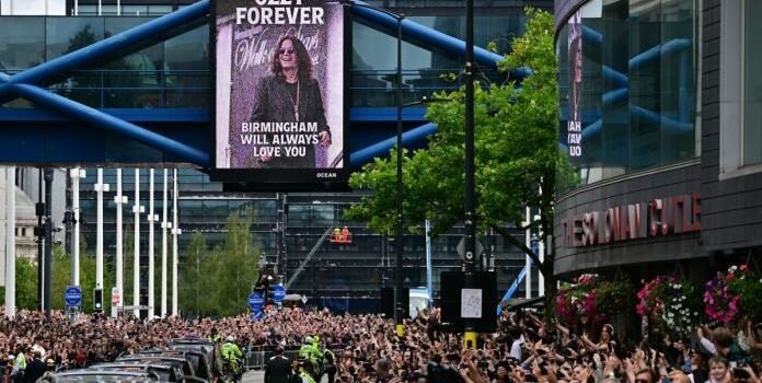 Cientos de miles dan el último adiós al metalero Ozzy Osbourne