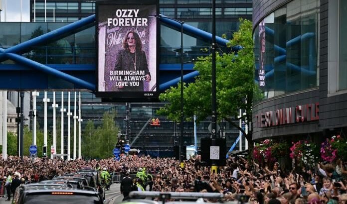 Cientos de miles dan el último adiós al metalero Ozzy Osbourne