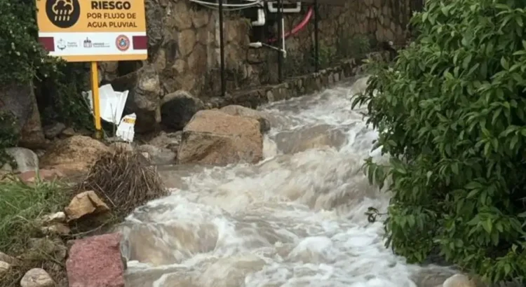 Grupo de 150 turistas queda atrapado por las intensas lluvias en playa de Puerto Vallarta Grupo de 150 turistas queda atrapado por las intensas lluvias en playa de Puerto Vallarta