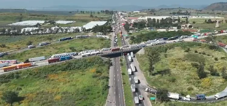 Bloqueos carreteros en Jalisco paralizan cientos de camiones y golpean la economía estatal Bloqueos carreteros en Jalisco paralizan cientos de camiones y golpean la economía estatal