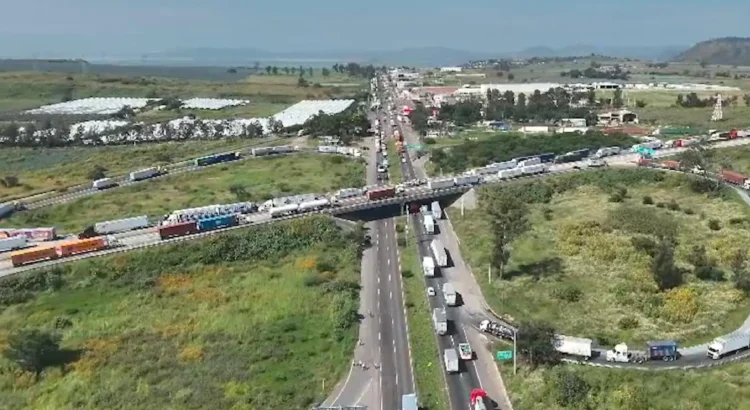 Bloqueos carreteros en Jalisco paralizan cientos de camiones y golpean la economía estatal Bloqueos carreteros en Jalisco paralizan cientos de camiones y golpean la economía estatal