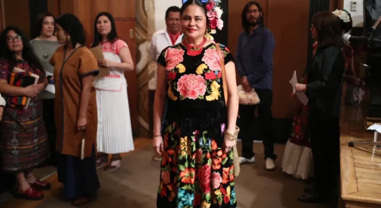 Natalia Toledo recibe la Medalla Bellas Artes de Literatura en Lenguas Indígenas y rinde tributo a sus raíces zapotecas Natalia Toledo recibe la Medalla Bellas Artes de Literatura en Lenguas Indígenas y rinde tributo a sus raíces zapotecas