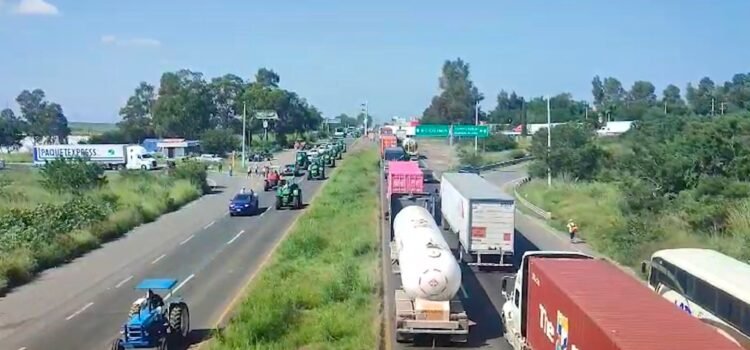 Liberan carretera en Jalisco tras bloqueo de agricultores