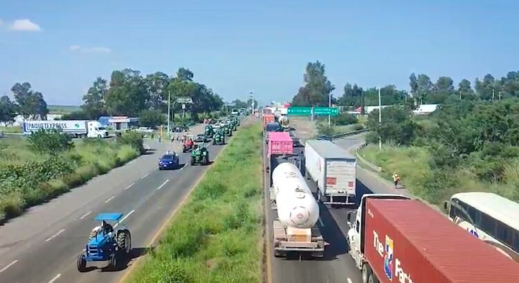 Liberan carretera en Jalisco tras bloqueo de agricultores Liberan carretera en Jalisco tras bloqueo de agricultores