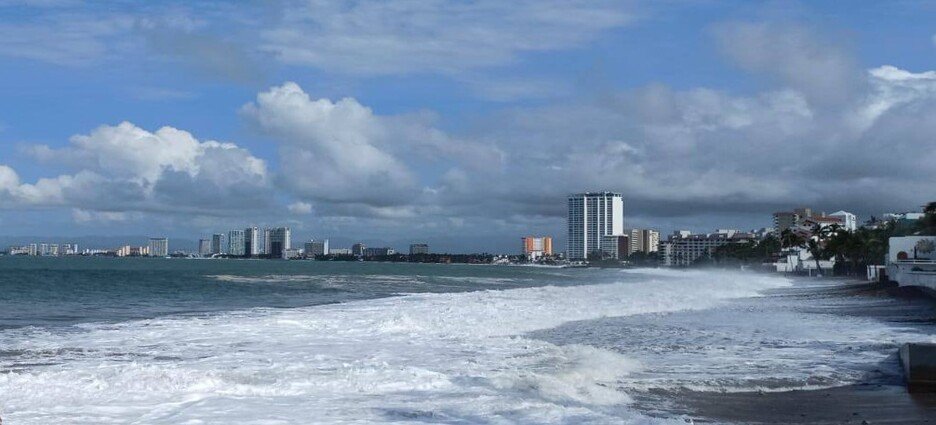 Puerto Vallarta mantiene oleaje elevado por efectos de Genevieve lejano a las costas