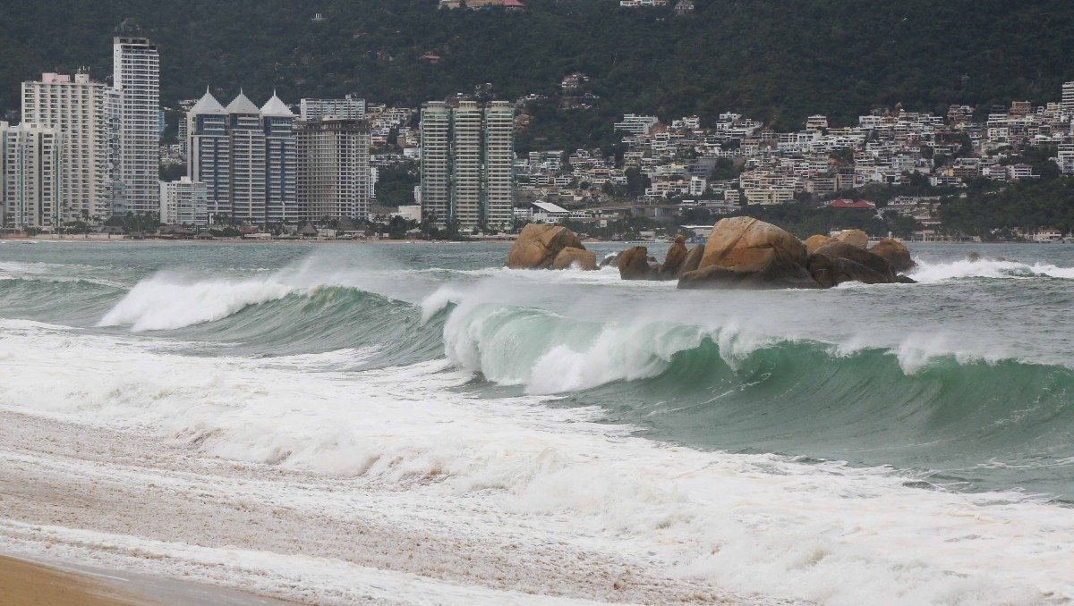 Cierran puerto de Manzanillo por cercanía huracán ‘Polo’